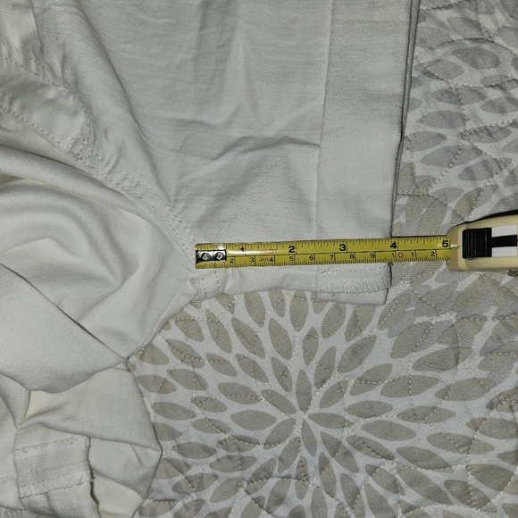 White shorts with cuff **see pics for measurements** - Picture 5 of 5